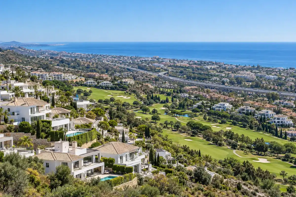 Vista de la Costa del Sol con urbanizaciones y golf: precio de la vivienda en la Costa del Sol